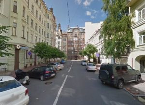 Консульские услуги, за исключением устных консультаций по вопросам гражданства, являются платными и оплачиваются по утвержденным тарифам. Оплата пошлин и тарифов производится в российских рублях. Генеральное консульство не занимается проверкой благонадежности фирм по продаже недвижимости в Болгарии, подбором фирм по продаже недвижимости и самих объектов продажи и не оказывает правовую и юридическую помощь в вопросах покупки/продажи недвижимости в Болгарии.
