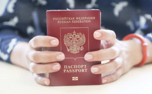 «Законом установлены сроки в 7 и 20 дней. Те, кто предлагают в интернете сделать документ за 2-3 дня, применяют явные коррупционные методы, эти люди, видимо, взятки носят», — объясняет пресс-секретарь